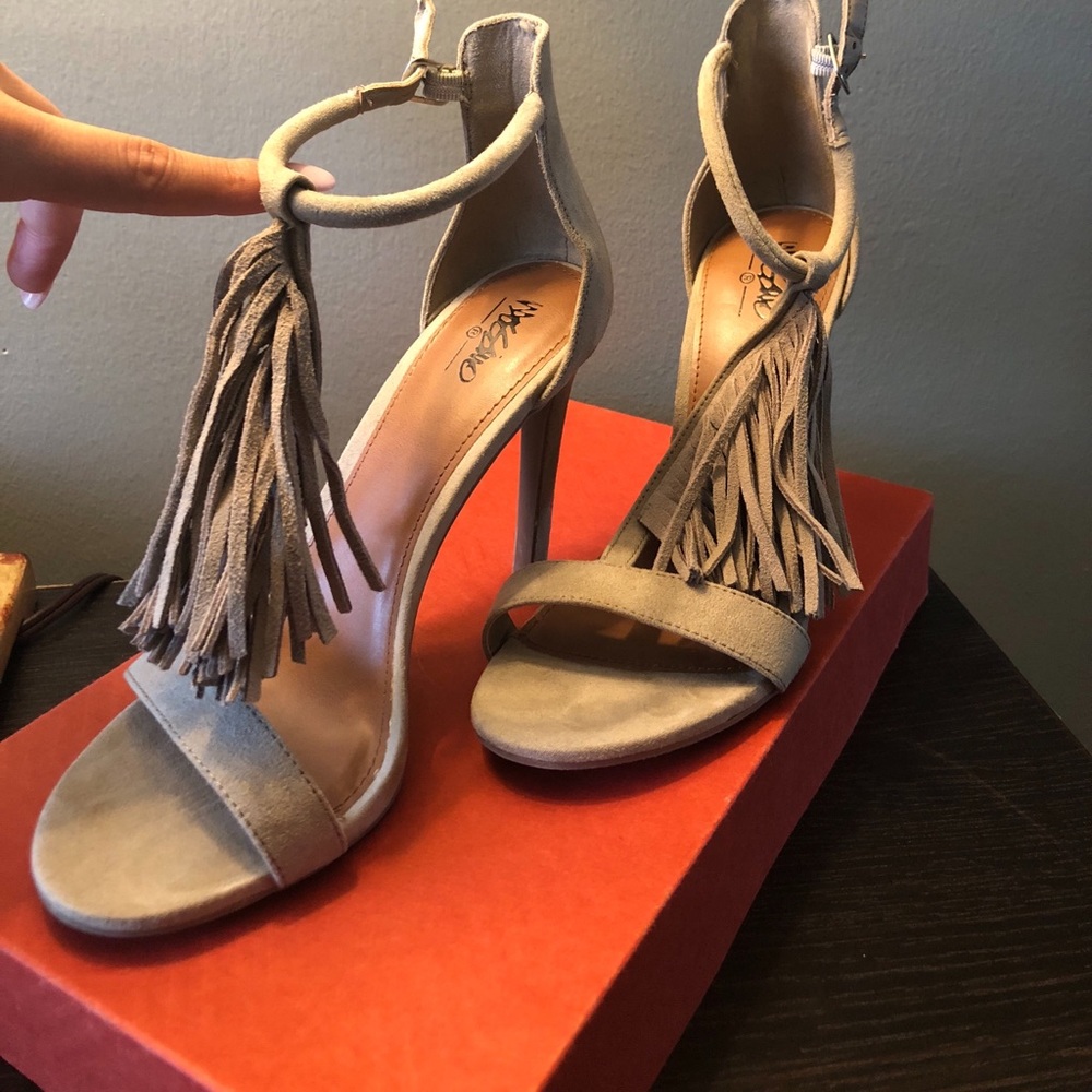 Sold!!!! Gray pumps